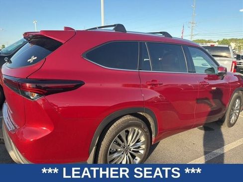 Used 2025 Toyota Highlander Platinum image 3