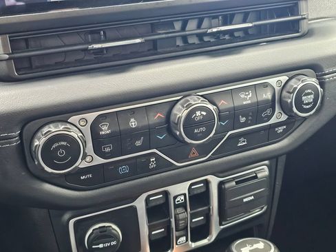 Used 2024 Jeep Wrangler Unlimited Sahara AWD/4WD image 24