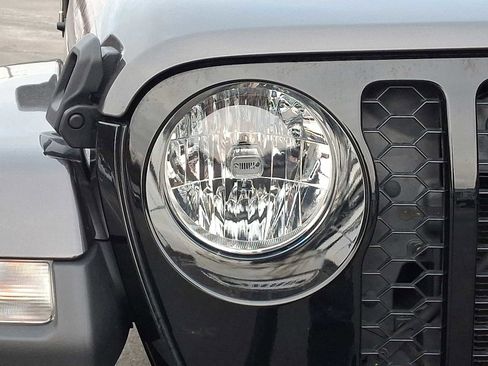 Used 2021 Jeep Gladiator Sport image 9