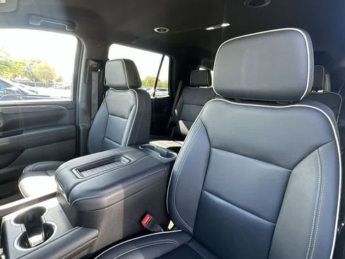 Used 2024 GMC Yukon SLT w/ SLT Luxury Package RWD image 14