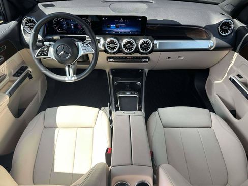 Used 2025 Mercedes-Benz GLB 250 4MATIC image 11
