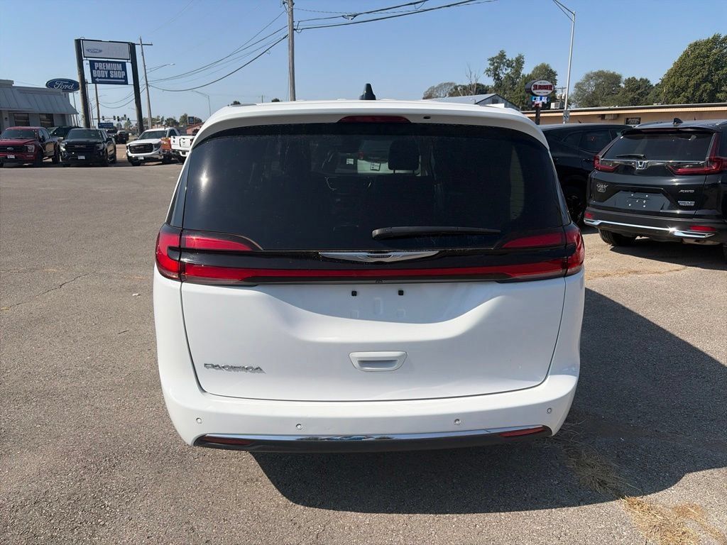 Used 2024 Chrysler Pacifica Touring-L FWD image 5