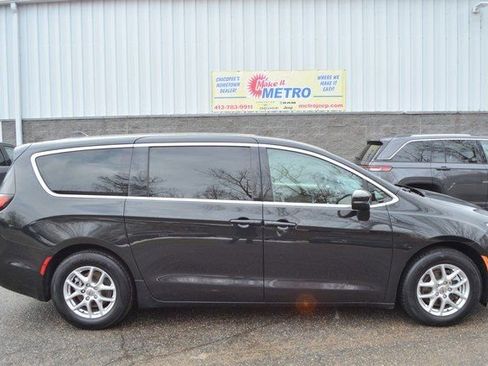 Used 2023 Chrysler Pacifica Touring-L image 9