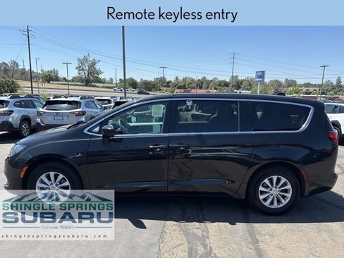 Used 2017 Chrysler Pacifica Touring w/ Tire & Wheel Group image 9