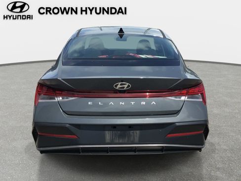 Used 2024 Hyundai Elantra SEL w/ Convenience Package FWD image 5