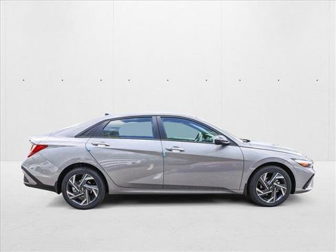 New 2025 Hyundai Elantra SEL image 4