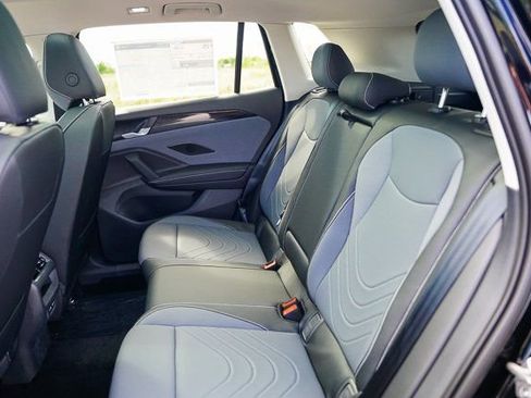 Used 2025 Volkswagen Tiguan SE w/ Panoramic Sunroof Package image 23