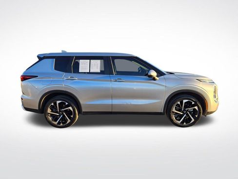 Used 2022 Mitsubishi Outlander SE image 2