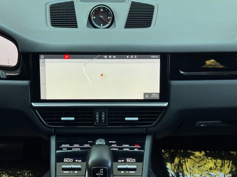 Used 2020 Porsche Cayenne image 23