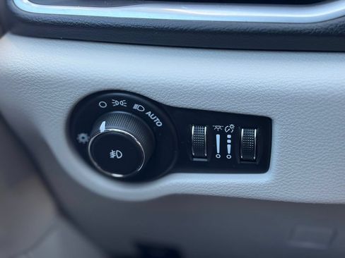 Used 2018 Chrysler Pacifica Touring-L Plus FWD image 36