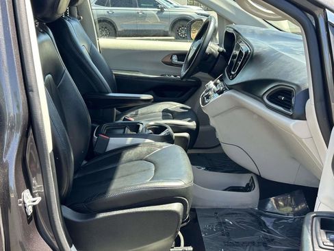 Used 2017 Chrysler Pacifica Touring-L image 6