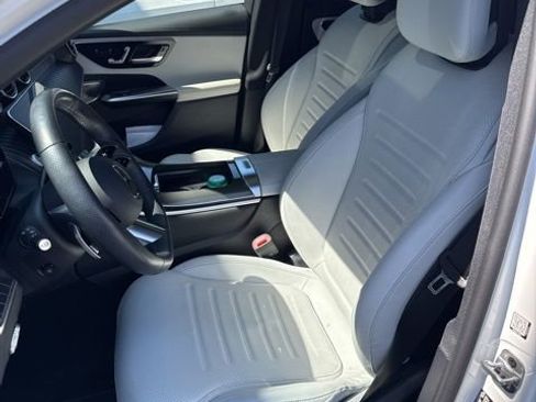 Used 2024 Mercedes-Benz GLC 300 4MATIC image 5