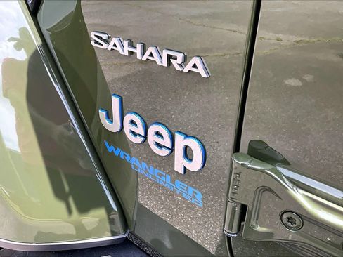 Used 2022 Jeep Wrangler Unlimited Sahara w/ Cold Weather Group AWD/4WD image 30