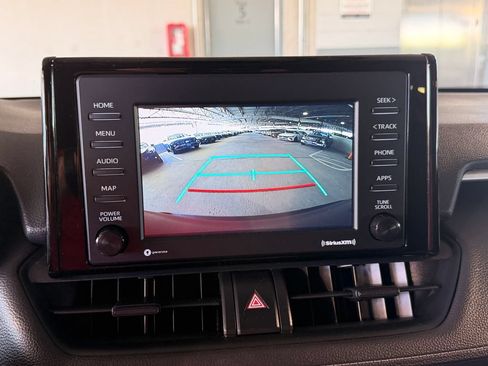 Used 2021 Toyota RAV4 LE AWD/4WD image 22