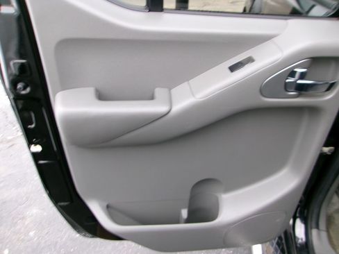 Used 2010 Nissan Frontier SE image 10