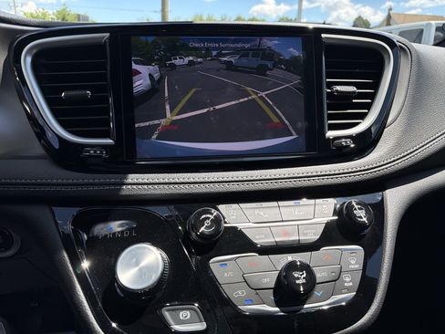 Used 2025 Chrysler Pacifica Select FWD image 33