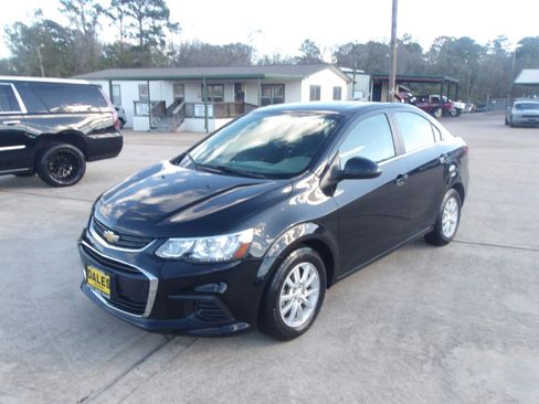 Used 2020 Chevrolet Sonic LT w/ Convenience Package image 2