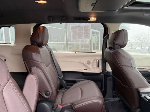 Used 2023 Toyota Sienna Platinum AWD/4WD image 10