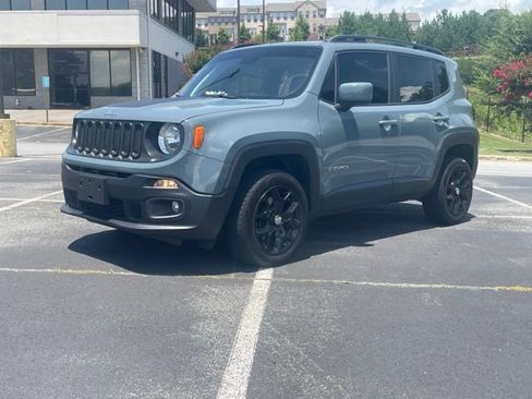 Used 2018 Jeep Renegade Latitude FWD image 2