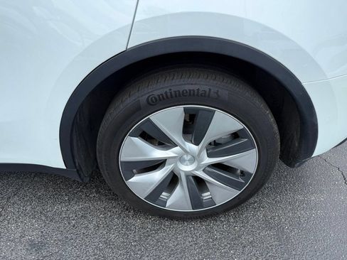 Used 2022 Tesla Model Y Long Range AWD/4WD image 32