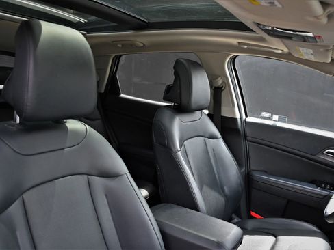 Used 2025 Kia Sportage EX w/ Premium Package image 28