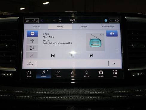 Used 2025 Chrysler Pacifica Limited image 13