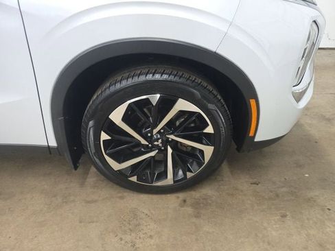 Used 2022 Mitsubishi Outlander ES AWD/4WD image 2