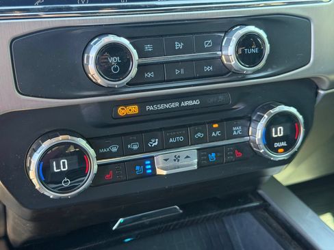 Used 2022 Ford F350 Platinum w/ FX4 Off-Road Package AWD/4WD image 9