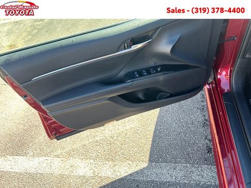 Certified 2018 Toyota Camry SE image 12