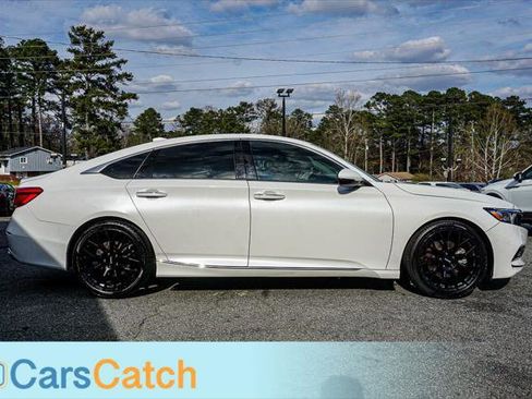 Used 2018 Honda Accord Touring image 9