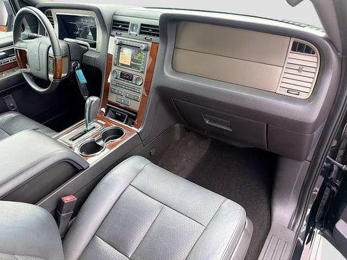 Used 2014 Lincoln Navigator 4WD image 32