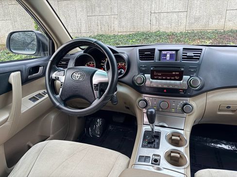Used 2011 Toyota Highlander 2WD w/ Tech Pkg image 19