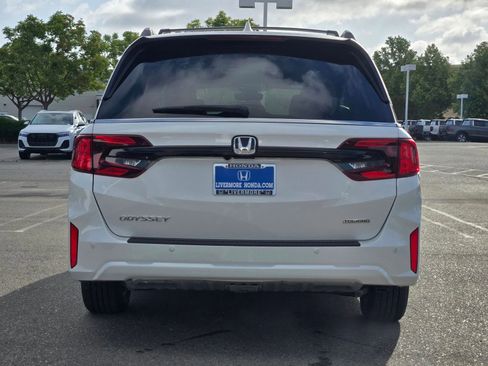 New 2026 Honda Odyssey Touring image 5