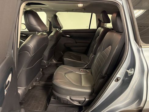 Used 2022 Toyota Highlander XLE FWD image 13