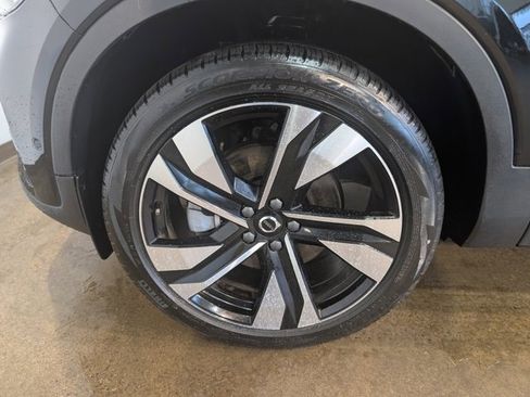Used 2024 Volvo XC40 B5 Plus image 10
