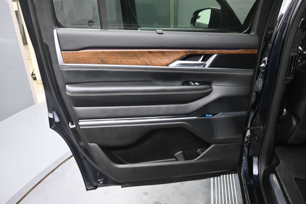 Used 2025 Jeep Grand Wagoneer 4WD image 17