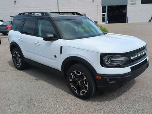 Used 2022 Ford Bronco Sport Outer Banks w/ Tech Package AWD/4WD image 2