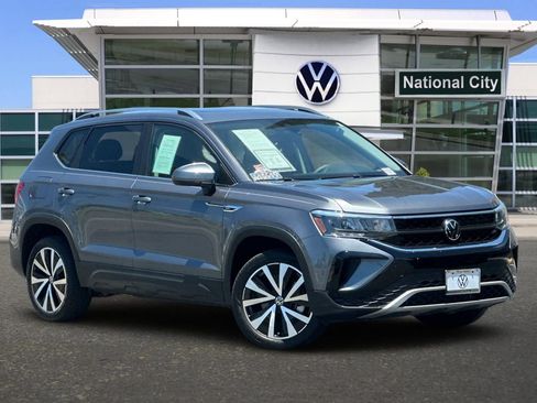 Used 2023 Volkswagen Taos SE w/ Panoramic Sunroof Package FWD image 2