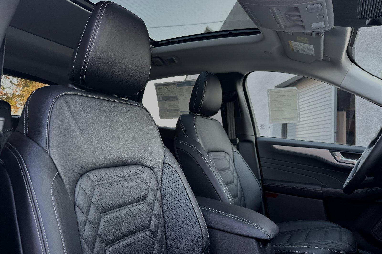 New 2024 Ford Escape SE w/ PHEV Premium Package FWD image 14