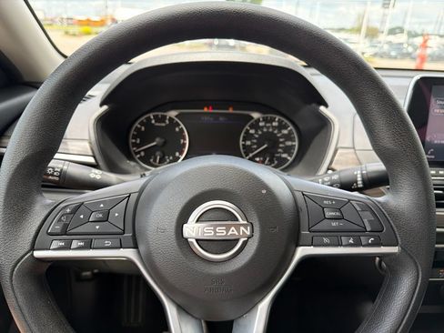 Used 2025 Nissan Altima 2.5 SV AWD/4WD image 18