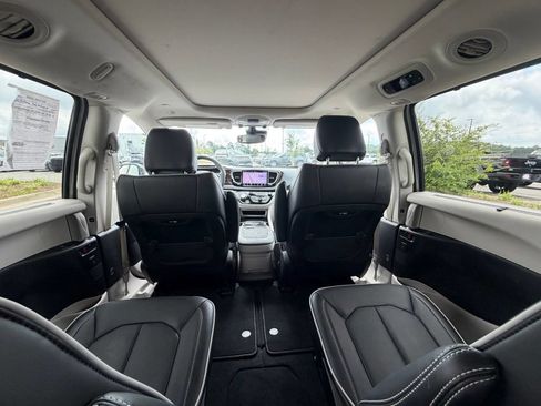 Used 2024 Chrysler Pacifica Limited FWD image 45