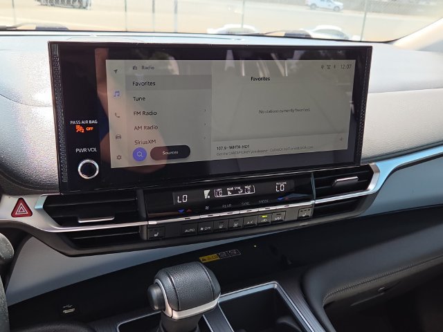 Used 2025 Toyota Sienna XLE w/ XLE Plus Package FWD image 23
