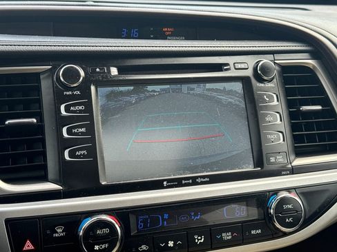 Used 2017 Toyota Highlander XLE AWD/4WD image 25