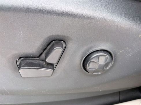 Used 2023 Chrysler Pacifica Touring-L image 13