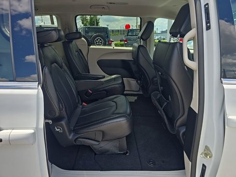 Used 2023 Chrysler Pacifica Touring-L FWD image 20