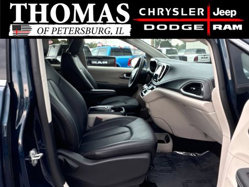 Used 2024 Chrysler Pacifica Touring-L FWD image 27