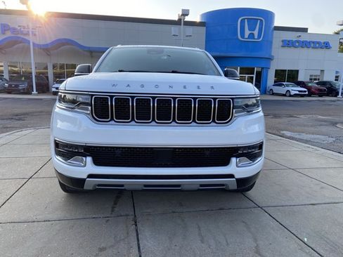 Used 2023 Jeep Wagoneer L Series II RWD image 3