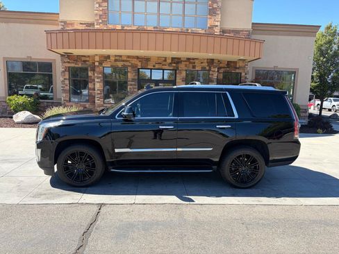 Used 2018 Cadillac Escalade Luxury AWD/4WD image 2