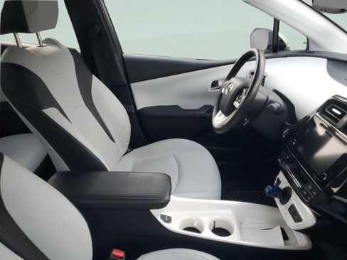 Used 2017 Toyota Prius Four Touring image 5