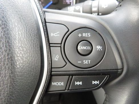 Used 2022 Toyota Venza LE image 21